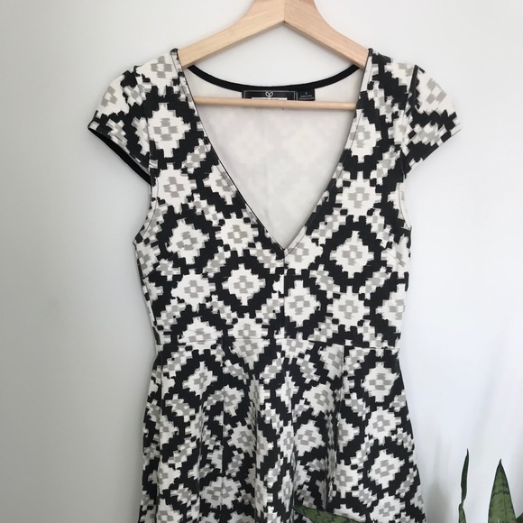 PAPER PLANES Dress A Line w Geometric Print - Picture 1 of 6